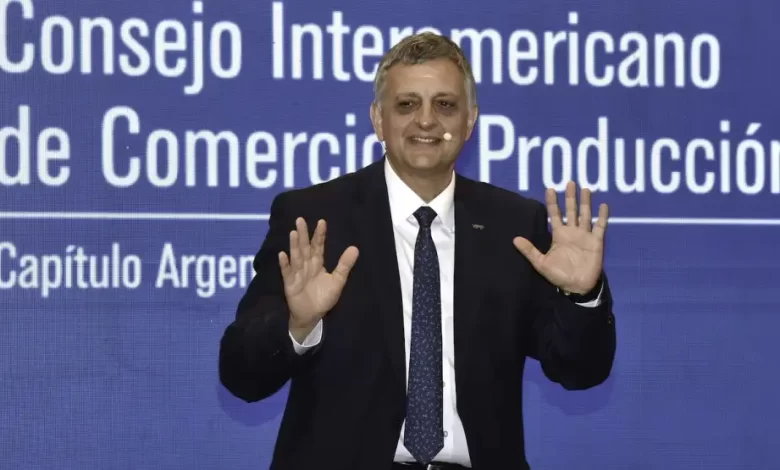 el presidente de ypf anunció que se pone en venta metrogas por la caída del riesgo país