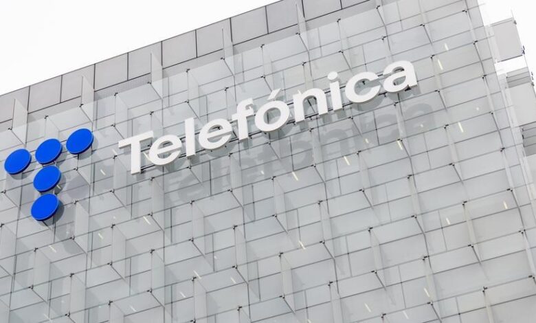 telefónica vende su filial en argentina por 1.190 millones a telecom argentina, controlada por clarín