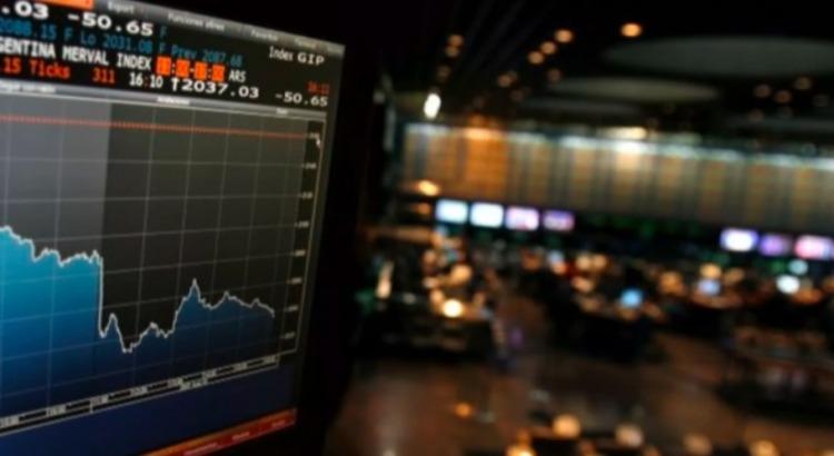 cae el riesgo país y los bonos en dólares rebotan pese al ruido global