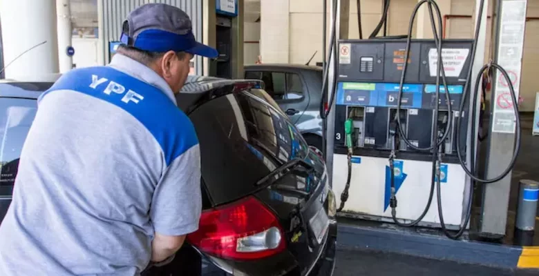 el gobierno aumentó este domingo la nafta y el gasoil