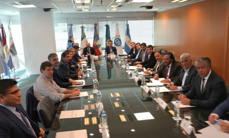 preocupados por la caída en la recaudación y la falta de obras, los gobernadores dijeron presente en una reunión para marcarle la cancha al gobierno y piden una audiencia con milei