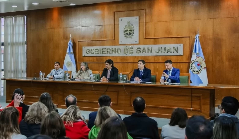 funcionarios provinciales presentaron eduge, la innovadora plataforma educativa con inteligencia artificial que moderniza la educación.