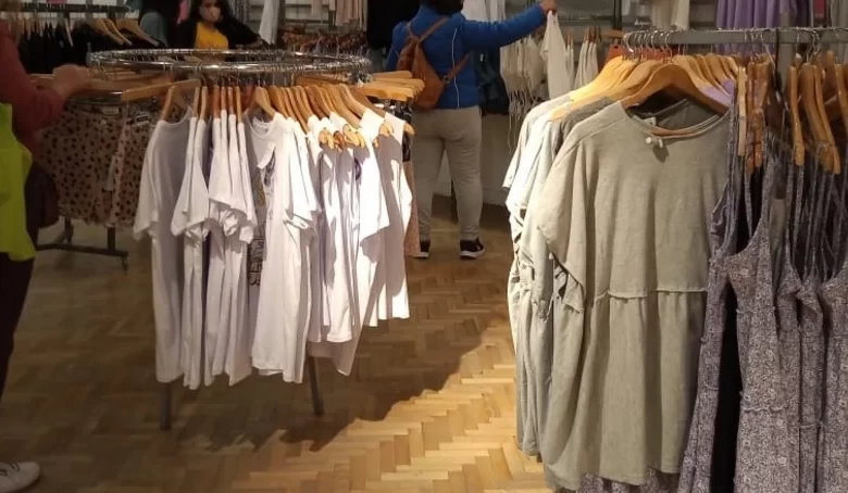 el sector textil sanjuanino atraviesa una fuerte caída en ventas por la importación de ropa