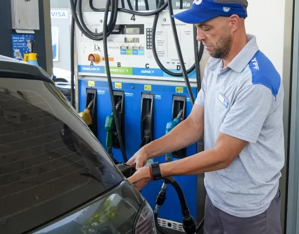 las petroleras suben los precios de los combustibles tras el salto del dólar