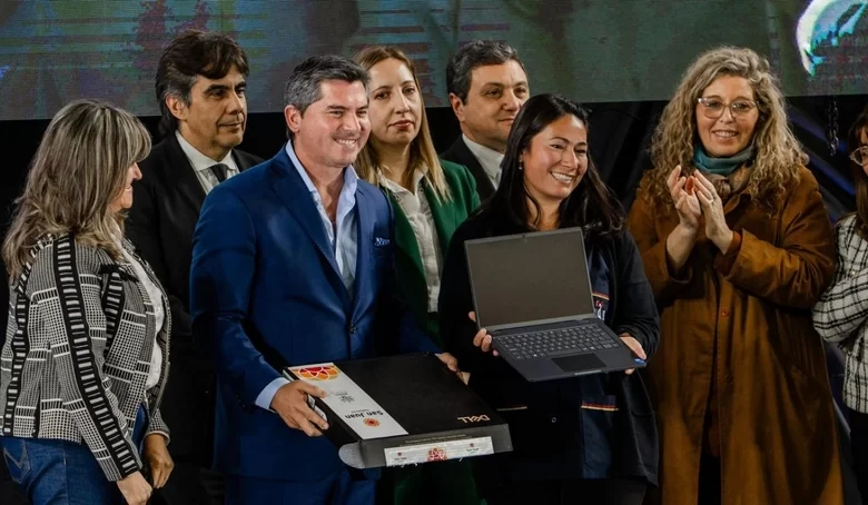 san juan entregó más de 5.000 notebooks a docentes de primaria