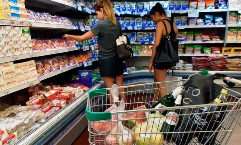la confianza del consumidor mejoró en octubre, pero no alcanzó a superar el dato interanual