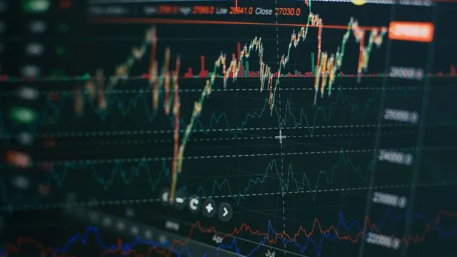 los adrs cayeron hasta 4% y el s&p merval tocó mínimos de seis ruedas, pero los bonos se dieron vuelta y cerraron en alza