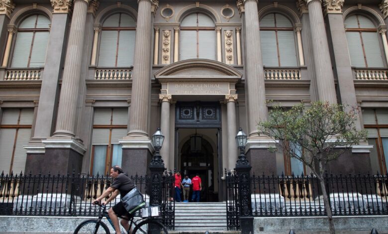 el central ya compró casi us$ 700 millones para las reservas pero el riesgo país no lo registra