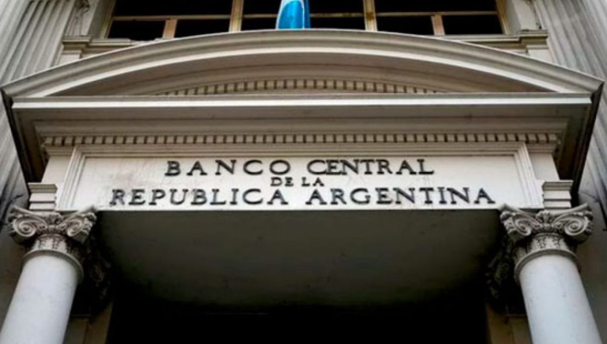 El Banco Central y el secretario del Tesoro de EE.UU. tuitearon casi en simult&aacute;neo, en una estrategia de comunicaci&oacute;n que probablemente estuvo coordinada.