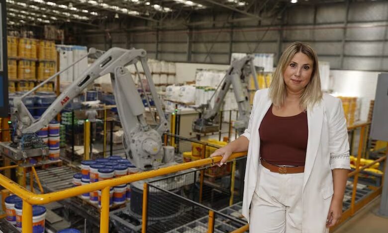 de un garage familiar a 13 plantas industriales en la región la historia de una de las principales empresas de pinturas del país
