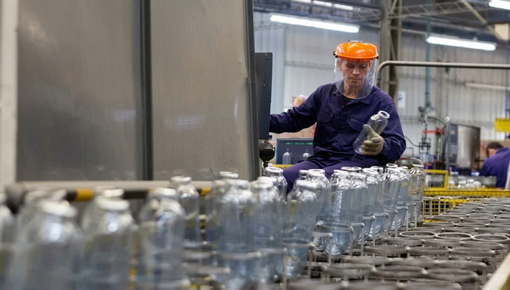 Desde la compañía señalaron que la planta atraviesa una reconversión: redujeron la fabricación local, trasladaron parte de la producción a China y aseguran que el cambio permitió duplicar las ventas de termos de acero