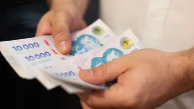 en la era milei el poder adquisitivo del salario mínimo cayó 40% y está en su nivel más bajo en más de 20 años