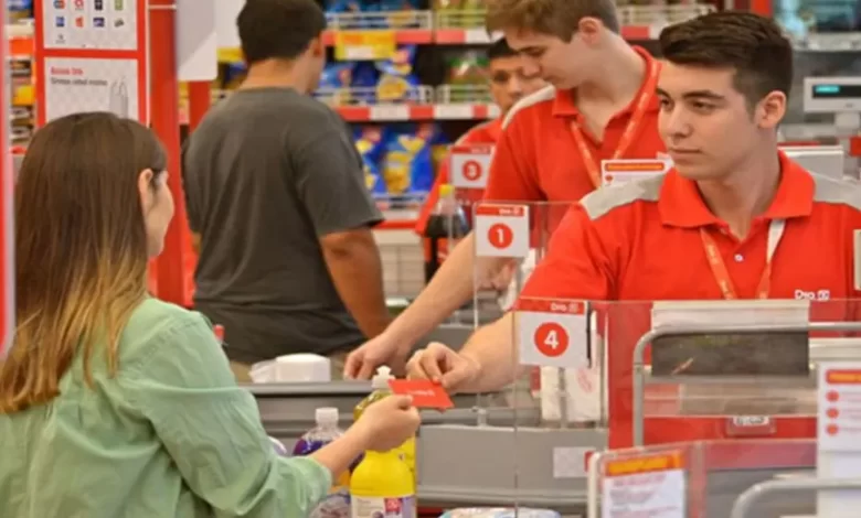 qué sueldo cobra un cajero de supermercado coto y carrefour en abril y qué pasa con el bono
