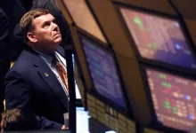 wall street el riesgo país cae mientras las acciones y bonos están en un sube y baja