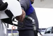por la baja del petróleo internacional, ypf analiza cuántos días tardará en descender el precio de los combustibles