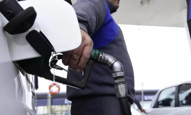 por la baja del petróleo internacional, ypf analiza cuántos días tardará en descender el precio de los combustibles