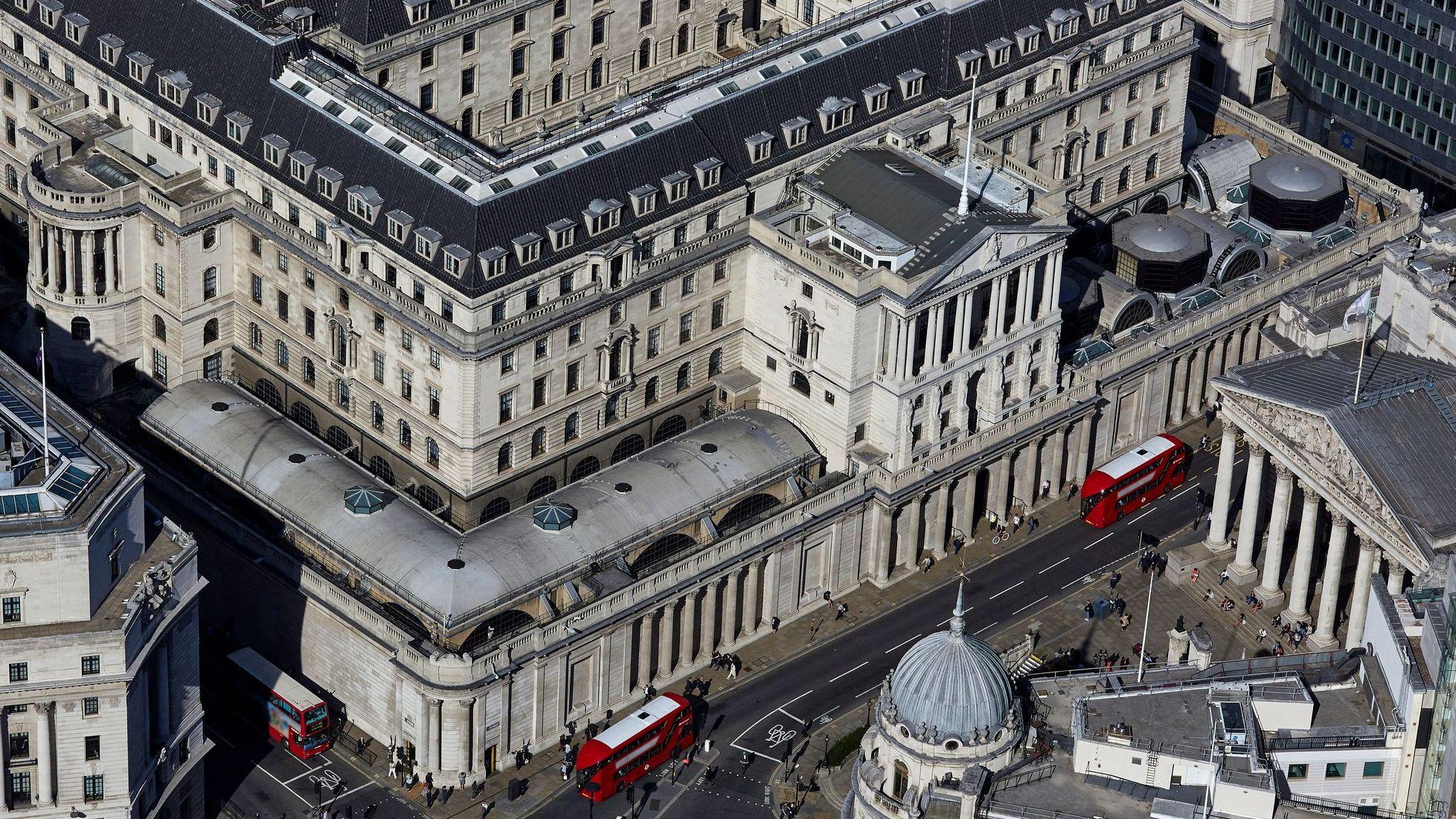 El Banco de Inglaterra, en la City de Londres, guarda toneladas de lingotes de oro en sus bóvedas. Esta es una vista aérea del banco, un edificio histórico.